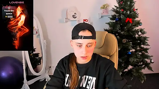 Snapshot of Dolly__Queen_ chatting on December 2024 08:16:01 PM Dolly Queen online show from December 2024 08:16:01 PM