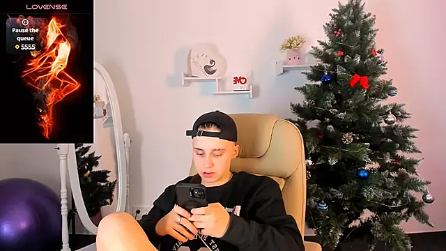 Snapshot of Dolly__Queen_ chatting on December 2024 02:33:02 AM Dolly Queen online show from December 2024 02:33:02 AM