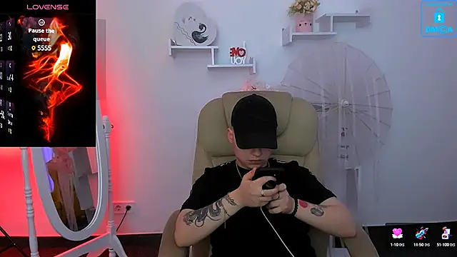 Snapshot of Dolly__Queen_ chatting on January 2025 02:37:01 AM Dolly Queen online show from January 2025 02:37:01 AM