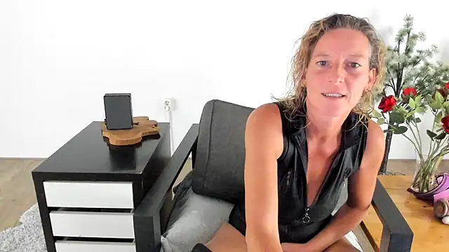 MendiPetite online show from September 2025 08:31:01 PM