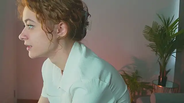 Curly Moon online show from March 2025 02:44:02 PM