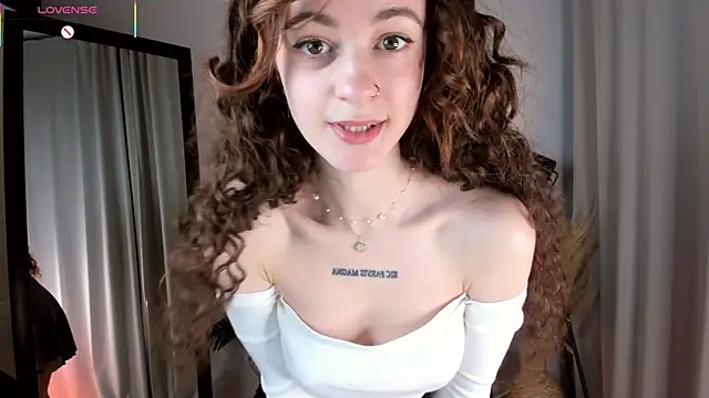 Snapshot of Curly_Moon chatting on April 2026 01:49:02 PM Curly Moon online show from April 2026 01:49:02 PM