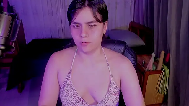 Snapshot of isabelacooperr chatting on May 2026 06:21:02 AM isabelacooperr online show from May 2026 06:21:02 AM