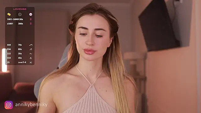 Coconutkittyy online show from March 2025 02:54:01 PM