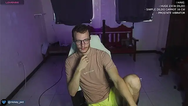 Snapshot of mickeypict chatting on December 2024 06:31:02 AM mickeypict online show from December 2024 06:31:02 AM