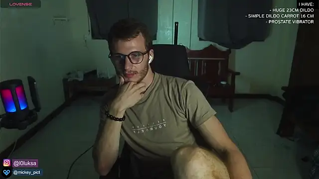 Snapshot of mickeypict chatting on January 2025 03:22:02 PM mickeypict online show from January 2025 03:22:02 PM