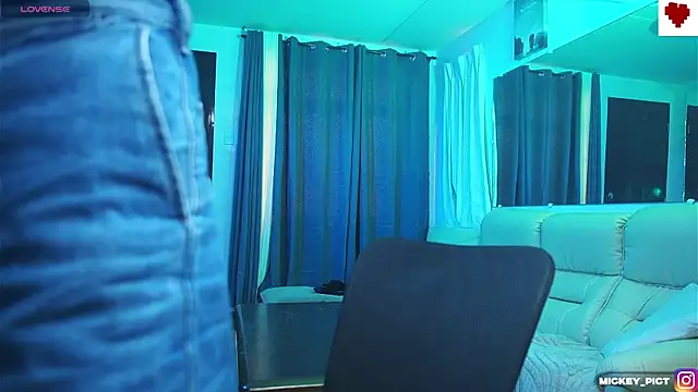 Snapshot of mickeypict chatting on October 2025 06:37:02 AM mickeypict online show from October 2025 06:37:02 AM