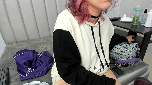 AlexaFoxy18 online show from July 2026 07:17:01 AM