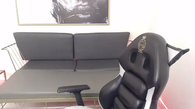 Snapshot of Shenna_brunette_ chatting on December 2024 04:37:01 PM Shenna brunette online show from December 2024 04:37:01 PM