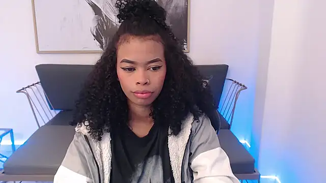 Snapshot of Shenna_brunette_ chatting on December 2024 01:12:02 PM Shenna brunette online show from December 2024 01:12:02 PM