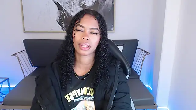 Snapshot of Shenna_brunette_ chatting on December 2024 01:11:02 PM Shenna brunette online show from December 2024 01:11:02 PM