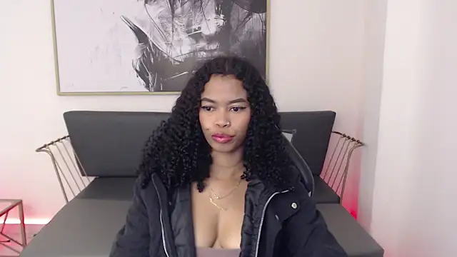 Snapshot of Shenna_brunette_ chatting on December 2024 01:10:02 PM Shenna brunette online show from December 2024 01:10:02 PM