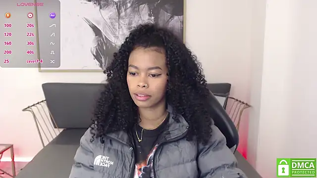 Snapshot of Shenna_brunette_ chatting on December 2024 01:06:02 PM Shenna brunette online show from December 2024 01:06:02 PM