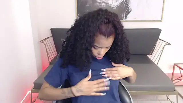 Snapshot of Shenna_brunette_ chatting on January 2025 01:08:01 PM Shenna brunette online show from January 2025 01:08:01 PM