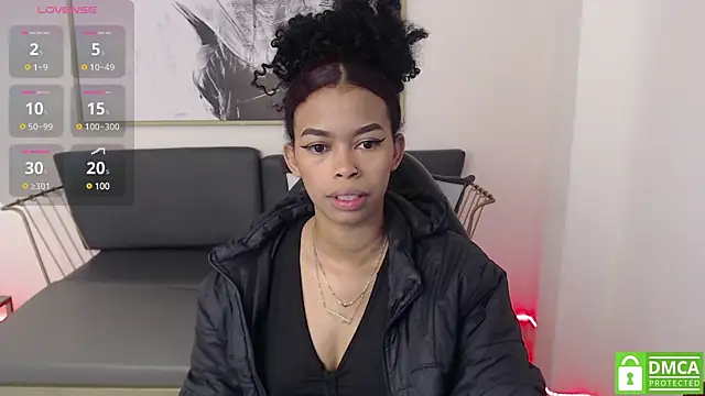 Snapshot of Shenna_brunette_ chatting on January 2025 01:13:01 PM Shenna brunette online show from January 2025 01:13:01 PM