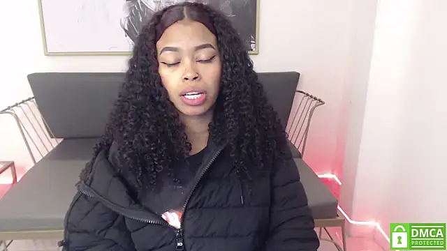 Snapshot of Shenna_brunette_ chatting on January 2025 01:08:01 PM Shenna brunette online show from January 2025 01:08:01 PM