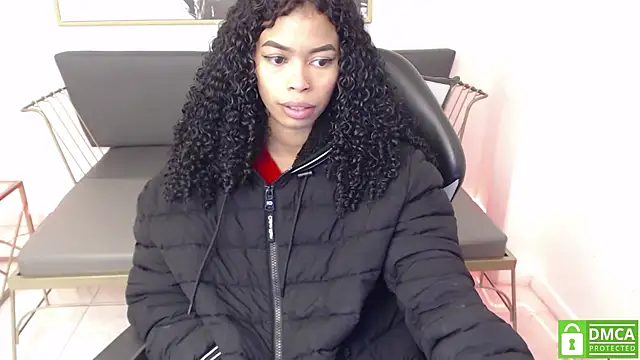 Snapshot of Shenna_brunette_ chatting on January 2025 01:11:01 PM Shenna brunette online show from January 2025 01:11:01 PM