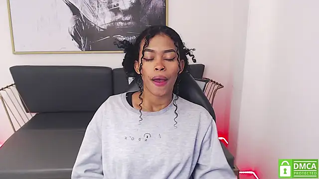 Snapshot of Shenna_brunette_ chatting on January 2025 01:11:01 PM Shenna brunette online show from January 2025 01:11:01 PM