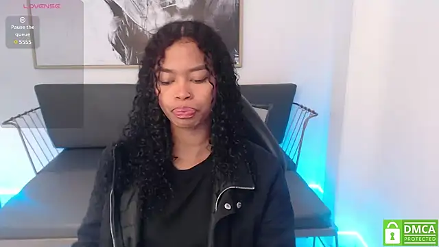 Snapshot of Shenna_brunette_ chatting on January 2025 01:08:02 PM Shenna brunette online show from January 2025 01:08:02 PM