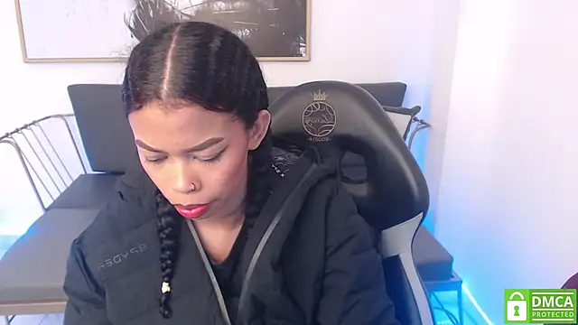 Snapshot of Shenna_brunette_ chatting on January 2025 01:07:01 PM Shenna brunette online show from January 2025 01:07:01 PM