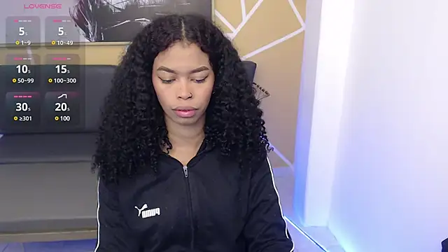 Snapshot of Shenna_brunette_ chatting on March 2025 01:06:02 PM Shenna brunette online show from March 2025 01:06:02 PM