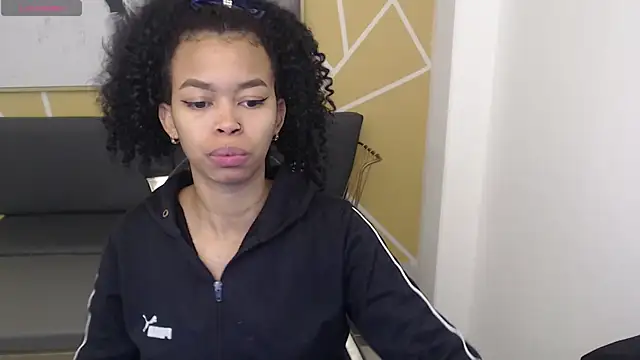 Snapshot of Shenna_brunette_ chatting on March 2025 01:14:02 PM Shenna brunette online show from March 2025 01:14:02 PM