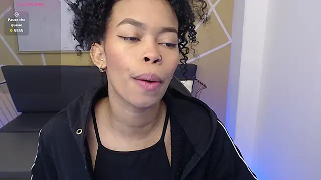 Snapshot of Shenna_brunette_ chatting on March 2025 01:07:01 PM Shenna brunette online show from March 2025 01:07:01 PM