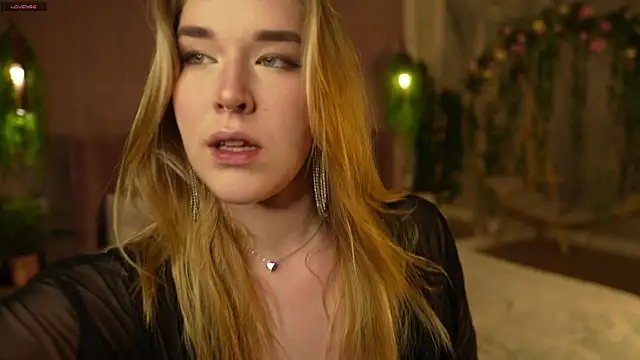 Smiley Mia online show from November 2025 05:07:02 AM