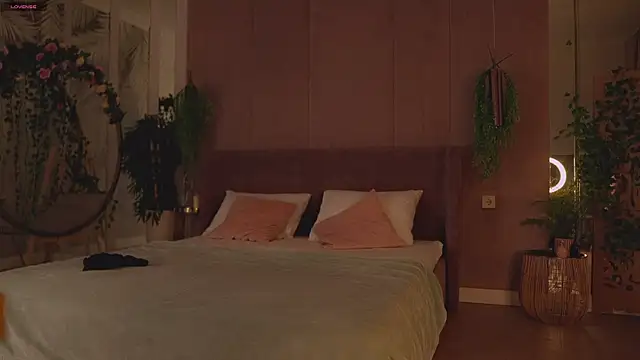 Smiley Mia online show from November 2025 05:07:01 AM