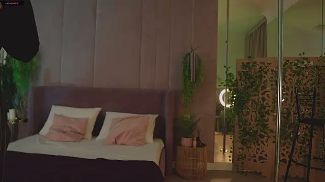 Smiley Mia online show from November 2025 05:07:02 AM