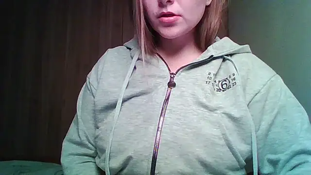 Evasapples online show from May 2026 07:43:02 PM
