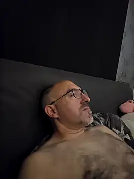 Snapshot of Crosss-23cm chatting on October 2025 08:07:02 PM Crosss-23cm online show from October 2025 08:07:02 PM