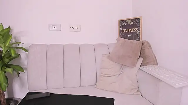 lulu rrussell online show from February 2025 05:52:01 AM