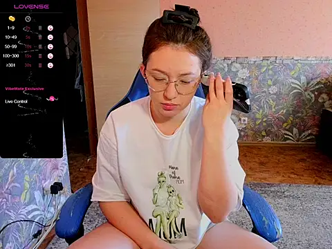 Snapshot of Chloe_strip chatting on October 2025 02:56:01 AM Chloe strip online show from October 2025 02:56:01 AM