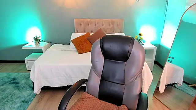 Snapshot of Nora_Vennucci chatting on September 2025 07:36:01 PM Nora Vennucci online show from September 2025 07:36:01 PM