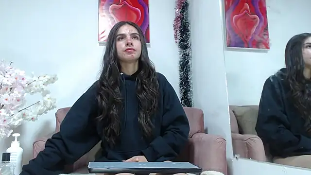 dafne queenn online show from January 2025 12:24:01 PM