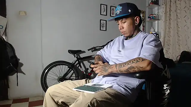 Snapshot of Nickhot0609 chatting on February 2025 04:05:01 AM Nickhot0609 online show from February 2025 04:05:01 AM