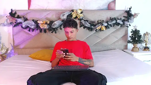 Snapshot of Edward_Milleer chatting on December 2024 03:04:01 AM Edward Milleer online show from December 2024 03:04:01 AM