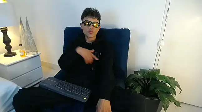 Snapshot of Edward_Milleer chatting on December 2024 03:25:02 AM Edward Milleer online show from December 2024 03:25:02 AM