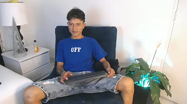 Snapshot of Edward_Milleer chatting on December 2024 02:38:02 PM Edward Milleer online show from December 2024 02:38:02 PM