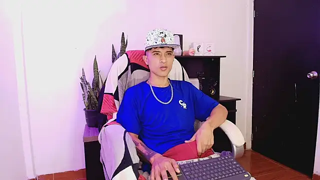 Snapshot of Edward_Milleer chatting on November 2025 03:56:01 PM Edward Milleer online show from November 2025 03:56:01 PM