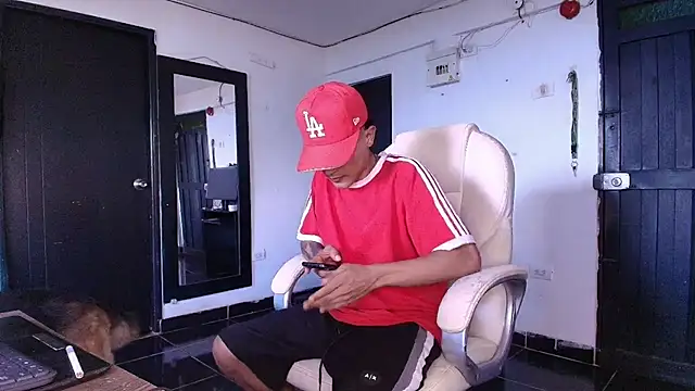 Snapshot of Edward_Milleer chatting on December 2025 05:31:01 PM Edward Milleer online show from December 2025 05:31:01 PM