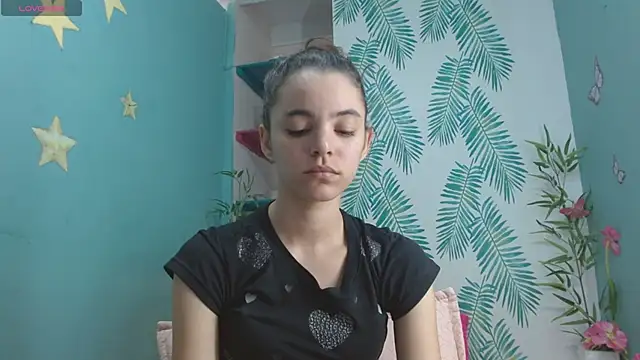 Snapshot of Mia-kalinfa chatting on December 2024 04:29:02 PM Mia-kalinfa online show from December 2024 04:29:02 PM