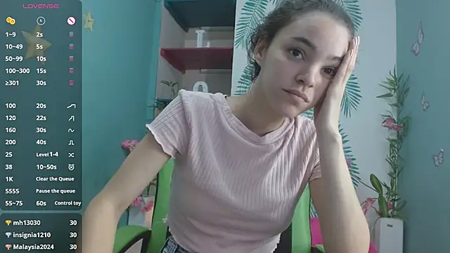 Snapshot of Mia-kalinfa chatting on December 2024 03:32:01 PM Mia-kalinfa online show from December 2024 03:32:01 PM
