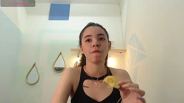 Snapshot of Mia-kalinfa chatting on February 2025 09:18:02 PM Mia-kalinfa online show from February 2025 09:18:02 PM