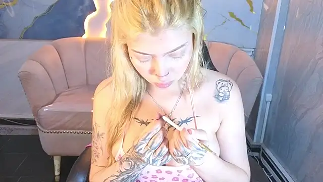 Snapshot of Kitty_fox_b chatting on April 2026 01:17:02 PM Kitty fox b online show from April 2026 01:17:02 PM