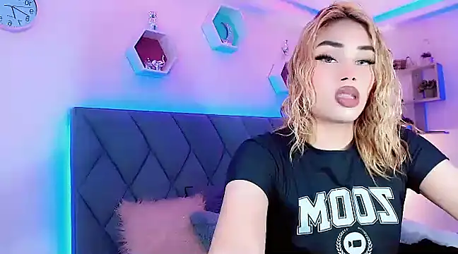 Snapshot of Hallyhott chatting on December 2024 04:05:01 PM Hallyhott online show from December 2024 04:05:01 PM