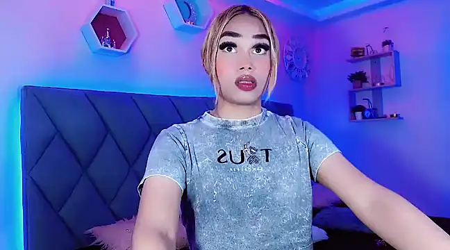 Snapshot of Hallyhott chatting on December 2024 01:11:02 PM Hallyhott online show from December 2024 01:11:02 PM