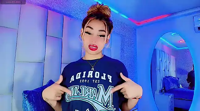 Snapshot of Hallyhott chatting on March 2025 04:49:01 AM Hallyhott online show from March 2025 04:49:01 AM