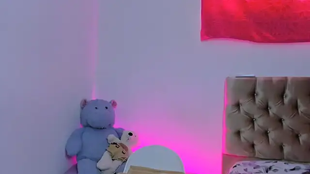 StassieBell online show from March 2025 05:29:01 PM